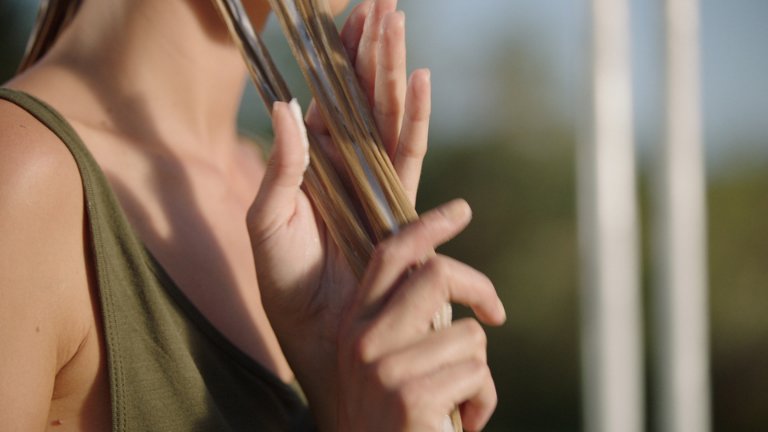 אישה חופפת שיער