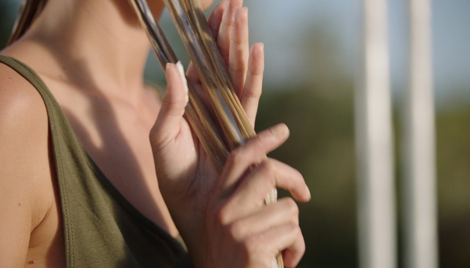 אישה חופפת שיער