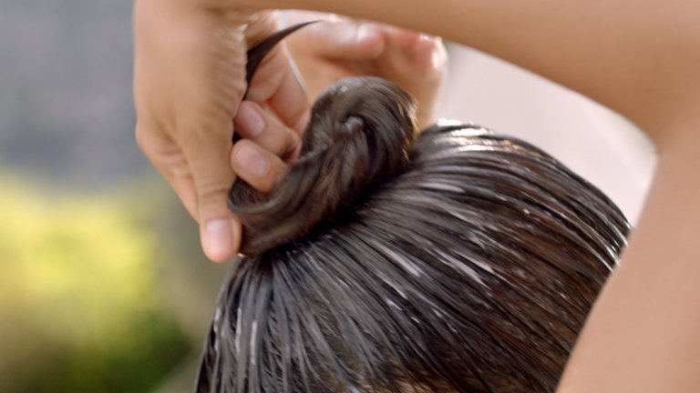 שיער מגולגל אסוף עם מסכה