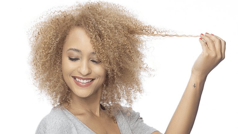 אישה עם שיער מתולתל צפוף