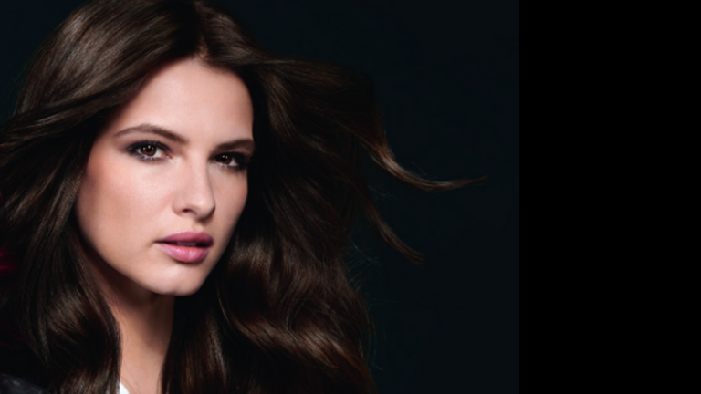 בחורה עם שיער חום על רקע כהה