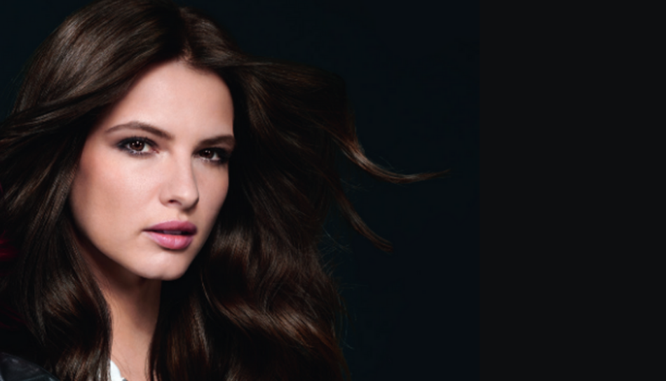 בחורה עם שיער חום על רקע כהה