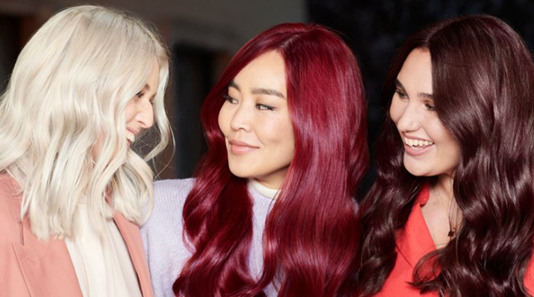 שלוש נשים עם צבעי שיער חום אדום ובלונדיני