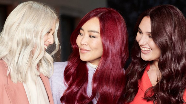 שלוש נשים עם צבעי שיער חום אדום ובלונדיני