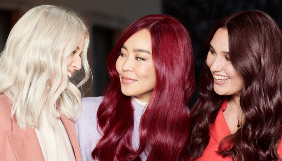 שלוש נשים עם צבעי שיער חום אדום ובלונדיני