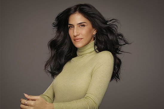 מגי אזרזר מציגה צבע לשיער קולור נטורלס