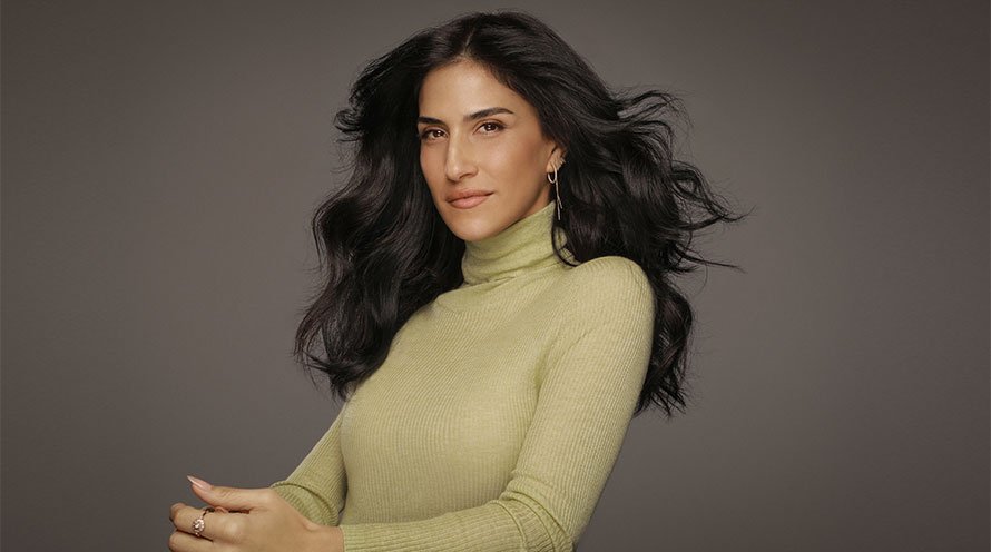 מגי אזרזר מציגה צבע לשיער קולור נטורלס