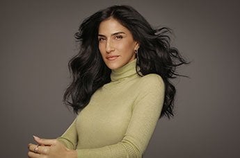 מגי אזרזר מציגה צבע לשיער קולור נטורלס