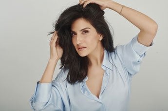 מגי אזרזר מציגה שיער צבוע עם גרנייה
