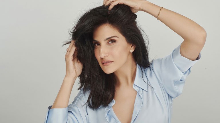 מגי אזרזר מציגה שיער צבוע עם גרנייה