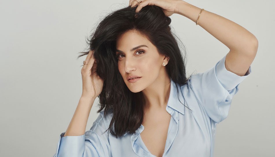 מגי אזרזר מציגה שיער צבוע עם גרנייה