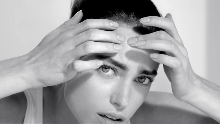 אישה לוחצת על ראשים שחורים קטן