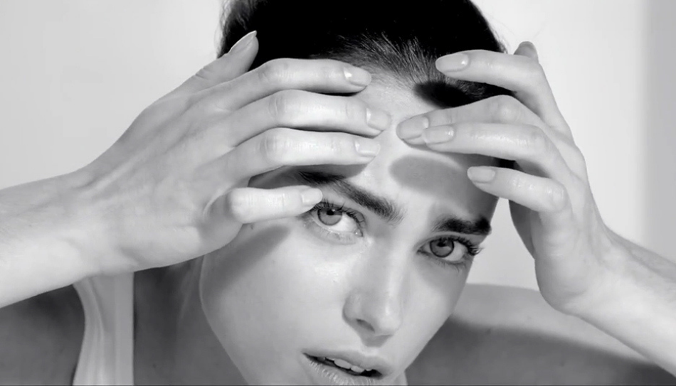 אישה לוחצת על ראשים שחורים גדול