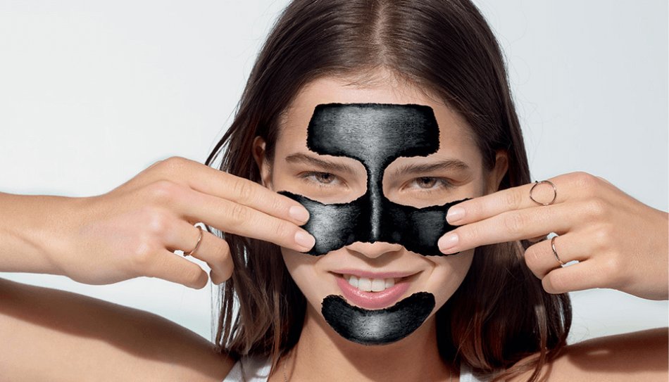 אישה מורידה שחור מהפנים גדול