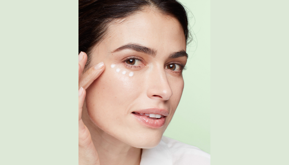 אישה מורחת ארבע נקודות על הפנים גדול