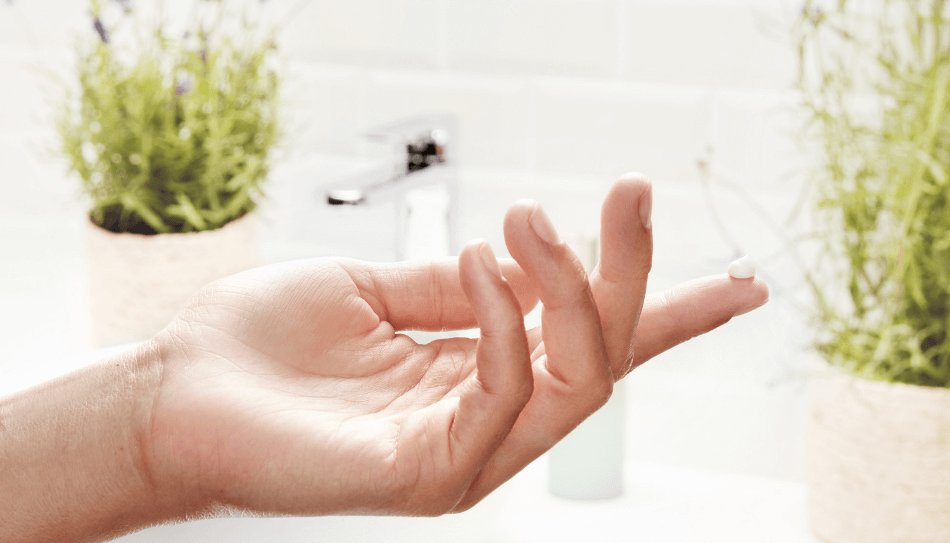 יד נושאת טיפה של קרם לבן גדול