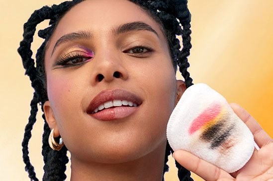 הסרת איפור עם מים מיסלריים