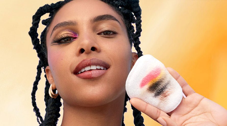 הסרת איפור עם מים מיסלריים