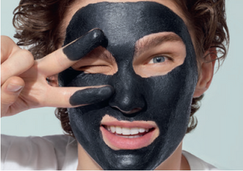 תמונה של בחור עם מסכת פחם על הפנים