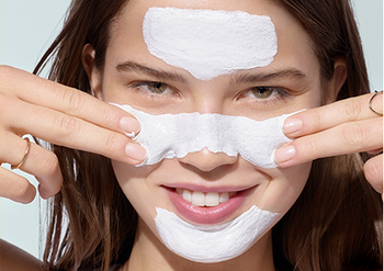 תמונה של בחורה עם מסכת פחם על הפנים