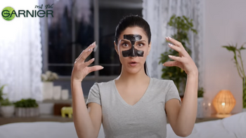 מגי עם מסכת פיל אוף של פיור אקטיב